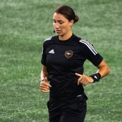 Kathryn Nesbitt, primera mujer en ganar un premio arbitral en MLS