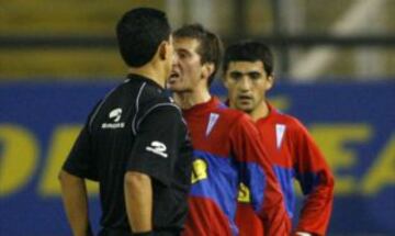 Cuartos de final (ida) del Torneo de Apertura 2008. Colo Colo vence por 3-1 a la UC en el Monumental. Duelo discutido y polémico, porque Enrique Oses expulsa a Darío Bottinelli, Albert Acevedo y Facundo Imboden. Finalmente, los albos avanzaron.