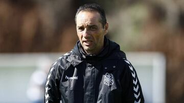 Jos&eacute; Luis Oltra, durante una sesi&oacute;n de entrenamiento.
 
 