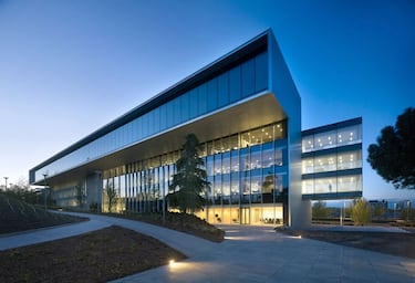 El edificio de oficinas corporativas es otro ejemplo del crecimiento de la Ciudad Real Madrid. En 2018 se completó el traslado de todos los trabajadores del club y de la Fundación Real Madrid a este edificio.