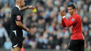 <b>ÚLTIMO DERBI. </b>Cristiano aplaude a Howard Webb después de que éste le mostrara la primera amarilla.