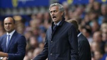 NERVIOSO. Mourinho está teniendo problemas en el arranque de la Premier y su Chelsea es el peor en 29 años.