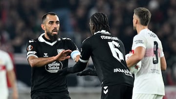 Soccer Football - UEFA Europa League - VfB Stuttgart v Celta Vigo - MHPArena, Stuttgart, Germany - September 25, 2025 Celta Vigo's Borja Iglesias in action with Ilaix Moriba REUTERS/Angelika Warmuth