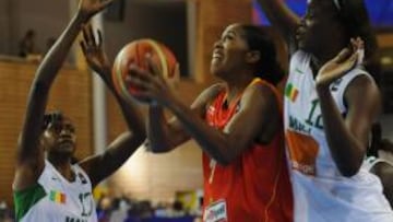 <b>SUPERIORIDAD. </b>Cindy Lima intenta lanzar a canasta ante Dabo.