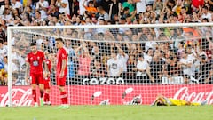 Los jugadores del Celta se lamentan por un gol recibido ante el Valencia en Mestalla.