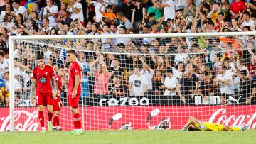 Los jugadores del Celta se lamentan por un gol recibido ante el Valencia en Mestalla.