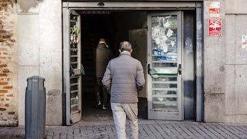 Un hombre entra en el Centro de Salud de Lavapiés, a 5 de enero de 2024, en Madrid (España). Los contagios por gripe han aumentado un 75,7 por ciento en una semana en España, ya que la incidencia ha pasado de 249,4 casos por 100.000 habitantes a 438,3, según datos del Instituto de Salud Carlos III, adscrito al Ministerio de Sanidad. Por este motivo, la Sociedad Española de Medicina de Familia y Comunitaria (SemFYC) ha reclamado la implantación de medidas de protección "extraordinarias", como las mascarillas, la dispensación de geles hidroalcohólicos, la determinación de espacios de separación o medidas de ventilación específicas para salas de espera.
05 ENERO 2024;CONTAGIOS;GRIPE;MADRID;VIRUS;MASCARILLA
Carlos Luján / Europa Press
05/01/2024