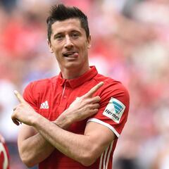 Lewandowski calms Bayern fears after training ground scare