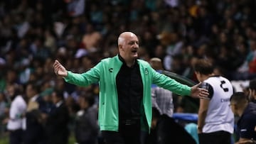 Pablo Repetto head coach of Santos during the game Leon vs Santos, corresponding to Play In A B of the Torneo Apertura 2023 of the Liga BBVA MX, at Nou Camp Leon Stadium, on November 26, 2023. 

<br><br>

Pablo Repetto Director Tecnico de Santos durante el partido Leon vs Santos, correspondiente al Play In A B del Torneo Apertura 2023 de la Liga BBVA MX, en el Estadio Nou Camp Leon, el 26 de noviembre de 2023.