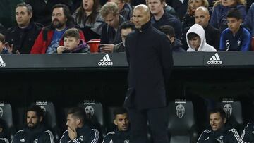 Zinedine Zidane, entrenador del Real Madrid, de pie en la zona técnica del banquillo visitante de Mestalla en el partido contra el Valencia de LaLiga Santander 2019-2020.
