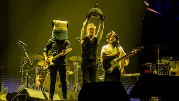 El grupo Love of Lesbian, durante su actuación en el Movistar Arena, a 1 de noviembre de 2025, en Madrid (España). Es una de las bandas más icónicas del indie pop español, originaria de Barcelona y formada en 1997. Encabezada por Santi Balmes, la agrupación es conocida por sus letras poéticas, su narrativa emocional y un estilo musical que oscila entre el pop alternativo, el rock melódico y la experimentación sonora.
01 NOVIEMBRE 2025;LOVE OF LESBIAN;GRUPO;BANDA;MÚSICA;INDIE;
Ricardo Rubio / Europa Press
01/11/2025