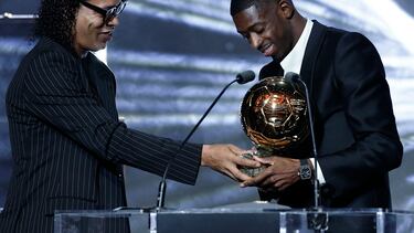 Soccer Football - Ballon d'Or - Theatre du Chatelet, Paris, France - September 22, 2025 Ronaldinho presents the men's Ballon d'Or award to Paris St Germain's Ousmane Dembele REUTERS/Benoit Tessier