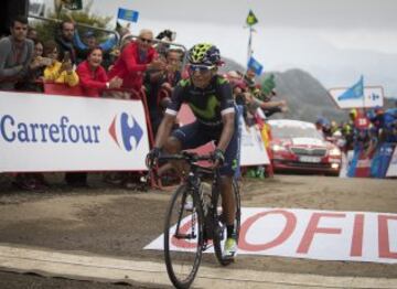 Nairo Quintana cruza la línea de meta en la décima etapa de la Vuelta ciclista a España con salida en Lugones y llegada en los Lagos de Covadonga