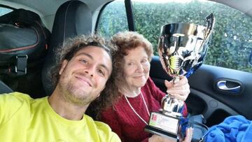 Marco Trungelliti posa junto a su abuela, quien sostiene el título de campeón del ATP Challenger de Florencia.