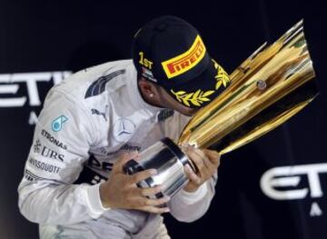 El piloto británico de Mercedes-AMG Lewis Hamilton gana el GP de Abu Dhabi en el circuito de Yas Marina y se proclama por segunda vez  campeón del mundo de Fórmula Uno.