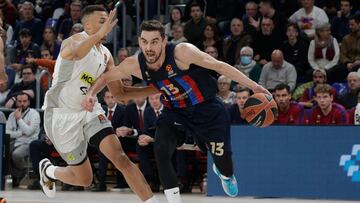 BARCELONA, 22/11/2022.- El base checo del Barça Tomas Satoransky (i) bota el balón ante la defensa del base australiano Dante Exum (i), del Partizán de Belgrado, durante el partido de la novena jornada de la Euroliga entre el FC Barcelona y el Partizán de Belgrado, disputado este martes en el Palau Blaugrana de Barcelona. EFE/ Quique García