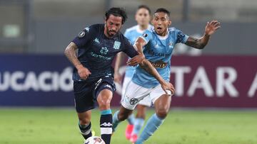 AMDEP2509. LIMA (PER&Uacute;), 11/05/2021.- Cristofer Gonz&aacute;lez (d) de Sporting Cristal disputa un bal&oacute;n con Mat&iacute;as Schelotto de Racing Club hoy, en un partido de la Copa Libertadores entre Sporting Cristal v Racing Club en el estadio 