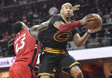 30. Dahntay Jones (36 años y 1,98). El escolta es uno de esos veteranos que tanto le gustan a LeBron. Su aportación varía (aunque no mucho) según la parte del curso: en temporada regular ha jugado dos partidos en dos temporadas regulares. En los playoffs, 22 en el mismo lapso. Nunca ha superado los 10 minutos en cancha en la postemporada desde que está en los Cavs.