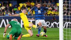 VILLARREAL, SPAIN - MARCH 12: Borja Iglesias of Real Betis scores the team's first goal past Juan Foyth and Pepe Reina of Villarreal CF during the LaLiga Santander match between Villarreal CF and Real Betis at Estadio de la Ceramica on March 12, 2023 in Villarreal, Spain. (Photo by Aitor Alcalde/Getty Images)