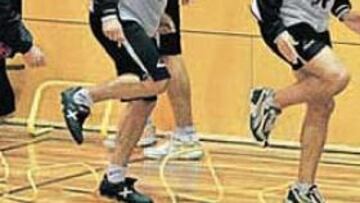 <b>DEL AGUA AL PABELLÓN. </b>La lluvia y el viento que azotaron Tarragona durante la mañana obligaron a Paco Flores a tomar la decisión de trasladar el entrenamiento a un lugar cerrado. La práctica, que en principio iba dirigida a la preparación física, se convirtió en partidos de fútbol sala. La plantilla lo disfrutó.