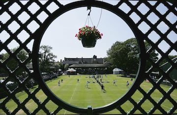 El torneo de Newport, sobre hierba, es una rareza que tiene lugar después de Wimbledon en Rhode Island (EE UU). Es ya el único evento en Estados Unidos sobre césped. Allí está ubicado el Salón de la Fama del tenis, en el antiguo Casino. La estructura de madera en la que se sitúa parte de la grada es del año 1.881. 