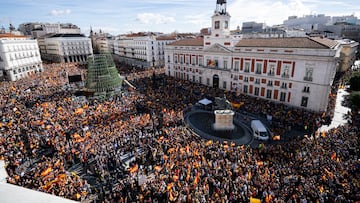 Miles de manifestantes durante una concentraci¨®n contra la amnist¨ªa, en la Puerta del Sol, a 12 de noviembre de 2023, en Madrid (Espa?a). El PP ha convocado una concentraci¨®n hoy en la Puerta del Sol tras el pacto entre el PSOE y Junts que ha tenido lugar en Bruselas para investir al presidente del Gobierno en funciones y candidato socialista a la reelecci¨®n, Pedro S¨¢nchez. El pacto incluye una posible ley de amnist¨ªa. Esta es una de las muchas concentraciones que el Partido Popular ha convocado por toda Espa?a en protesta por el acuerdo de investidura.
12 NOVIEMBRE 2023;MADRID;MANIFESTACION PP;ACUERDO JUNTS Y PSOE;AMNISTIA
Diego Radam¨¦s / Europa Press
12/11/2023