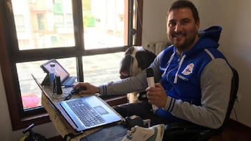 Manu Sánche, entrenador del Deportivo, junto a su perro, Oso.