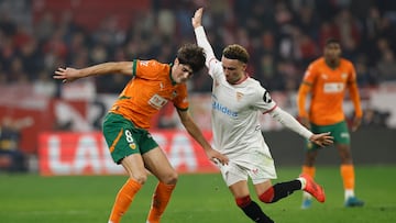 SEVILLA, 11/01/2025.- El centrocampista suizo del Sevilla Ruben Vargas (d), que debuta hoy con el equipo, lucha con Javi Guerra, del Valencia, durante el partido de la jornada 19 de LaLiga que Sevilla FC y Valencia CF disputan este sábado en el Ramón Sánchez-Pizjuán, en Sevilla. EFE/Julio Muñoz