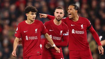 LIVERPOOL, ENGLAND - DECEMBER 30:  Stefan Bajcetic Maquieira of Liverpool looks on with Jordan Henderson & Virgil van Dijk of Liverpool during the Premier League match between Liverpool FC and Leicester City at Anfield on December 30, 2022 in Liverpool, United Kingdom. (Photo by Chris Brunskill/Fantasista/Getty Images)