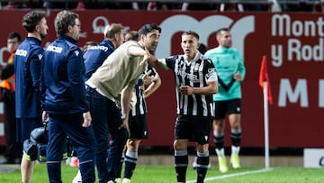 Iñigo Vélez le da instrucciones a De Blasis.