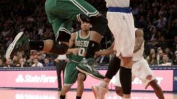 Evan Turner lanza ante Andrea Bargnani.