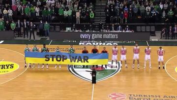 Se niegan a posar con la bandera de Ucrania y “Stop War” y el estadio explota en su contra