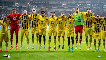 Los jugadores del Dortmund celebran una victoria con su afición.