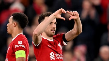 El portugués, que comenzó sus pasos como profesional en Paços de Ferreira, fue fichado por el Atlético de Madrid en 2016, aunque los colchoneros le cedieron al Oporto sin debutar. En 2020 firmó un contrato de larga duración con el Liverpool, equipo en el que jugaba en el momento de su fallecimiento. Diogo Jota viajaba junto a su hermano a través de la A-52 (sentido Benavente) por el término municipal de Cernadilla durante la noche. Sobre las 00:30 de este jueves, se cree que el Lamborghini Huracán en el que viajaban sufrió un reventón en el neumático mientras trataba de adelantar a otro vehículo. El coche comenzó a envolverse en llamas y este incendio resultó fatal para ambos futbolistas portugueses.