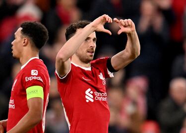 El portugués, que comenzó sus pasos como profesional en Paços de Ferreira, fue fichado por el Atlético de Madrid en 2016, aunque los colchoneros le cedieron al Oporto sin debutar. En 2020 firmó un contrato de larga duración con el Liverpool, equipo en el que jugaba en el momento de su fallecimiento. Diogo Jota viajaba junto a su hermano a través de la A-52 (sentido Benavente) por el término municipal de Cernadilla durante la noche. Sobre las 00:30 de este jueves, se cree que el Lamborghini Huracán en el que viajaban sufrió un reventón en el neumático mientras trataba de adelantar a otro vehículo.  El coche comenzó a envolverse en llamas y este incendio resultó fatal para ambos futbolistas portugueses.