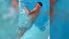 Rigo aprendiendo a nadar finalizando su recuperación