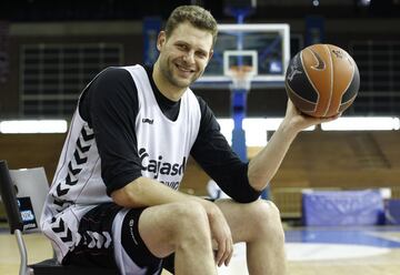 Hernán Jasen, más conocido por todo el mundo como Pancho Jasen, pasó toda una vida en el Movistar Estudiantes, donde jugó diez temporadas (2001-11), aunque su primer equipo en España fue el Gijón Baloncesto (1999-2001). Ídolo de la afición colegial, el alero argentino es el extranjero que más partidos ha jugado en la historia del Estu (343). Tras una década en el club de la calle Serrano fichó por el Cajasol (ahora Coosur Betis), donde disputó la temporada 2011-12. Fue su último equipo en la Liga Endesa. Cerró su carrera deportiva de vuelta en su país, en el Bahía Basket. Se retiro en 2018 tras 23 años de carrera, 13 de ellos en España. 