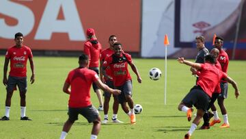 PER11. LIMA (PER&Uacute;), 21/05/2018.- El jugador peruano Jefferson Farf&aacute;n (c) participa hoy, lunes 21 de mayo de 2018, en un entrenamiento de la selecci&oacute;n peruana de f&uacute;tbol, en la Videna de la ciudad de Lima (Per&uacute;). Per&uacut