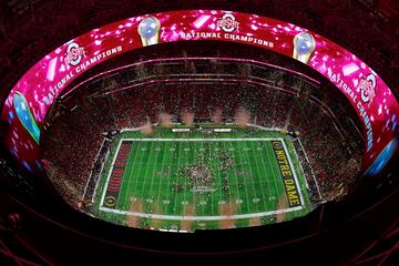 En la imagen, Ohio State Buckeyes celebra su triunfo ante Notre Dame Fighting Irish (34-23) en la final del football universitario, la primera con el nuevo sistema de eliminatorias, que ampliaba de cuatro a doce los equipos clasificados. Curiosamente, el ltimo ttulo conseguido por los Buckeyes se remontaba a 2014, el primer a?o con el anterior sistema.