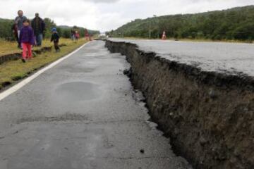 Un sismo de magnitud 7.6 en la escala de Richter se sintió a las 11:21 horas de este domingo. El epicentro fue a 67 kilómetros al noroeste de Melinka y también se percibió en las regiones del Biobío, La Araucanía, Los Ríos y Aysén. Varias carreteras quedaron dañadas