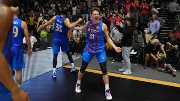 Nikola Mirotic y Rokas Jokubaitis, jugadores del Barcelona, celebran la victoria en la final de la Copa del Rey de baloncesto 2022.