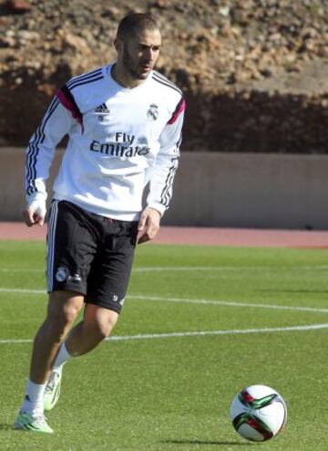 El jugador francés del Real Madrid Karim Benzema participa en una sesión de entrenamiento del equipo en Marrakech (Marruecos), hoy, jueves 18 de diciembre de 2014. El Real Madrid disputará el próximo sábado la final del Mundial de Clubes frente al San Lorenzo argentino. 