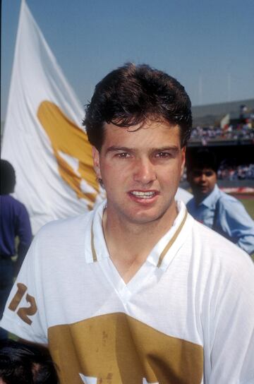 El delantero mexicano se caracterizó por su olfato goleador y su capacidad de reacción dentro del área. Entre sus distinciones aparecen tres títulos de goleo en el Fútbol Mexicano y el título con Pumas en la temporada 90-91.
