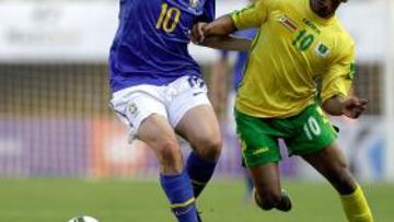 <b>KAKÁ SE PROBÓ. </b>El madridista, en la imagen rodeado de jugadores de Zimbabue, jugó 45 minutos.
