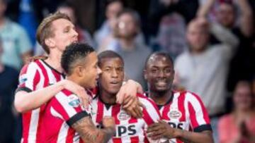 Jugadores del PSV celebran el gol de Wijnaldum 