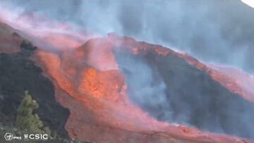 La velocidad de la lava aumenta: así corre y fluye en cascada tras la rotura del cono del volcán