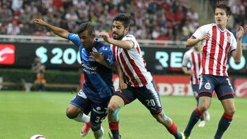 Rodolfo Pizarro (c) y Carlos Fierro (d) de Chivas disputa el bal&oacute;n contra Carlos Gutierrez (i) de Puebla hoy, s&aacute;bado 19 de agosto de 2017, en un partido de la jornada cinco del Torneo Apertura del f&uacute;tbol mexicano en el estadio Chivas en Guadalajara (M&eacute;xico). EFE/Ulises Ruiz Basurto