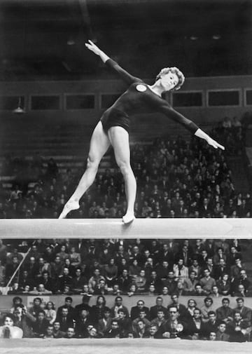 La gimnasta ucraniana Larissa Latynina es la única mujer que ha conseguido ganar nueve oros en unos Juegos Olímpicos. Siendo 14 medallas en ejercicios individuales. Empezó su trayectoria en Melbourne '56, cuando se colgó cuatro oros (equipos, individual, suelo y caballo), una plata (barras asimétricas) y un bronce (aparatos por equipos). En Roma'60 ganó tres pruebas (equipos, individual y suelo), quedó segunda en dos (asimétricas y potro), y tercera en caballo. En su última participación, Tokyo'64, ganó el oro en equipo y suelo; plata en individual y caballo y bronce en asimétricas y potro. En Londres 2012, Michael Phelps superó esa cifra de medallas con 28.