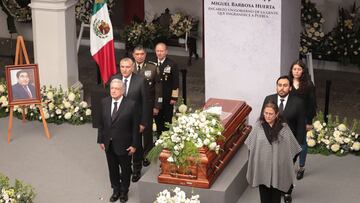 Miguel Barbosa: Despiden al gobernador de Puebla y realizan tres homenajes de cuerpo presente