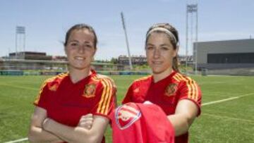 Natalia Pablos y Vicky Losada posan durante la concentraci&oacute;n con Espa&ntilde;a con la camiseta gunner. 
  
 
 